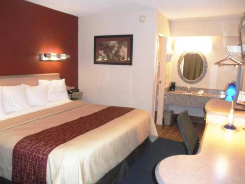 Rodeway Inn - image 8