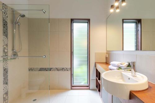 Three-Bedroom Villa room in Leilani Tiare - stylish villa on Four Mile Beach