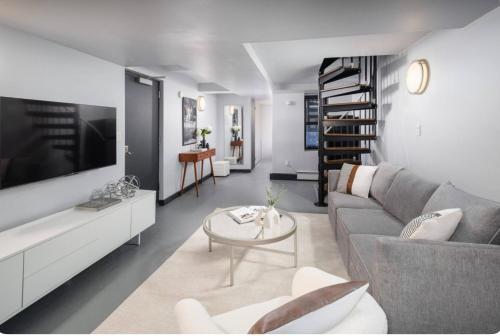 Spacious 4Bd with Backyard in Manhattan, New York (photo 6)