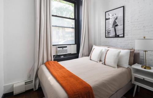 Spacious 4Bd with Backyard in Manhattan, New York (photo 8)