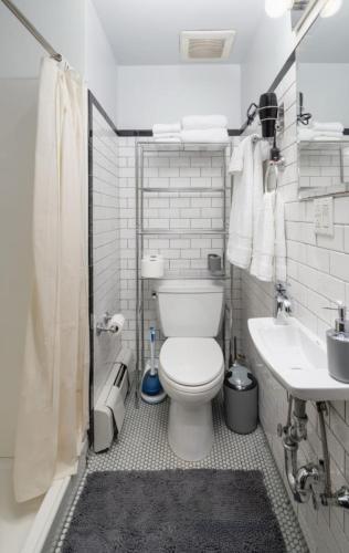 Spacious 4Bd with Backyard in Manhattan, New York (photo 9)