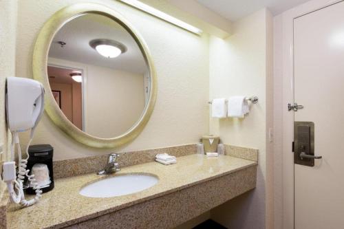 Red Roof Inn Houston Westchase - image 14