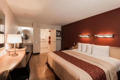 Red Roof Inn Houston Westchase - image 3