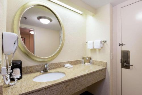 Red Roof Inn Houston Westchase - image 11
