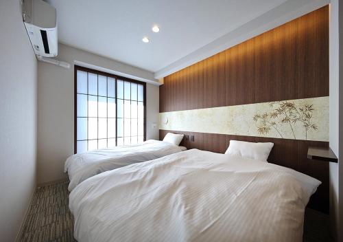 Standard Twin Room image 10