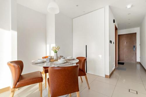 Panoramic Marina 1BR City Skyline Views with Balcony, Pool & Gym Access, Dubái (foto 9)