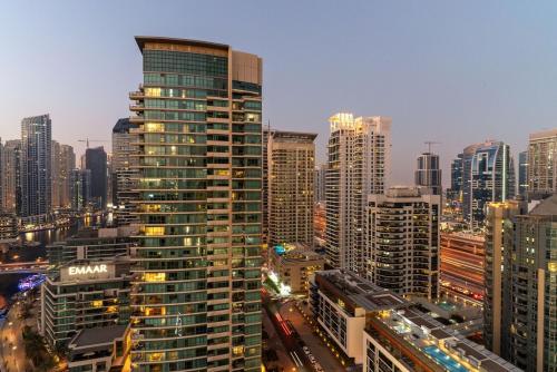Panoramic Marina 1BR City Skyline Views with Balcony, Pool & Gym Access, Dubái (foto 10)