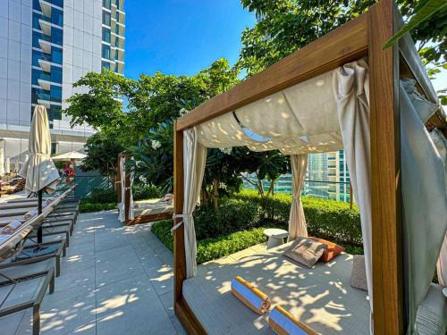 Panoramic Marina 1BR City Skyline Views with Balcony, Pool & Gym Access, Dubái (foto 6)