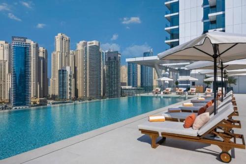 Panoramic Marina 1BR City Skyline Views with Balcony, Pool & Gym Access, Dubái (foto 2)