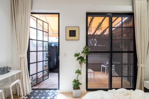 MILAN-Twin Bed Apartment with Sunlit yard, Shanghai (photo 10)