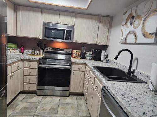 Affordable 2br-2ba Condo - Extra Amenities, Las Vegas (photo 3)