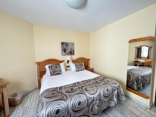 Classic One-Bedroom Apartment with Partial Sea View and Terrace image 7
