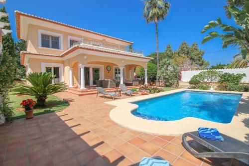 Deluxe Villa image 1