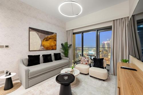 Elegant 1BR Near Burj Khalifa and Dubai Mall with Pool, Balcony, & Gym, Dubai (photo 2)