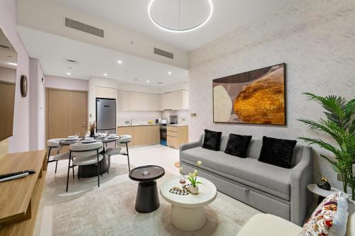Elegant 1BR Near Burj Khalifa and Dubai Mall with Pool, Balcony, & Gym, Dubai (photo 4)
