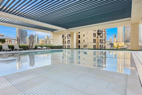 Elegant 1BR Near Burj Khalifa and Dubai Mall with Pool, Balcony, & Gym, Dubai (photo 8)
