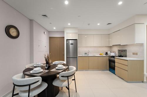 Elegant 1BR Near Burj Khalifa and Dubai Mall with Pool, Balcony, & Gym, Dubai (photo 10)