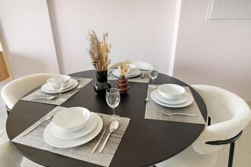 Elegant 1BR Near Burj Khalifa and Dubai Mall with Pool, Balcony, & Gym, Dubai (photo 3)