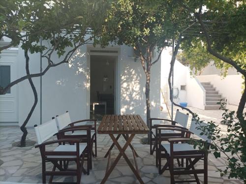 Lemon Tree 1, Paroikia