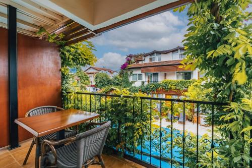 Apartment with Pool View