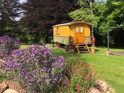 Roulotte La Chouette des Granges gîte à louer Les Salles-Lavauguyon