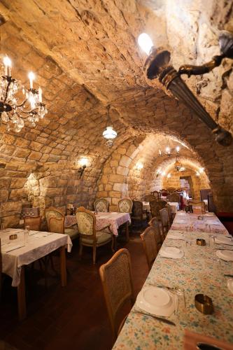 Restoran, Chateau Du Comte in Harisa
