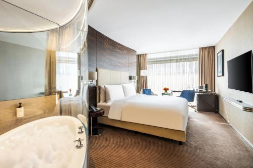 Deluxe Room image 2