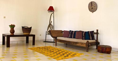 Shared lounge/TV area, B & B Le Nomade in Ouagadougou