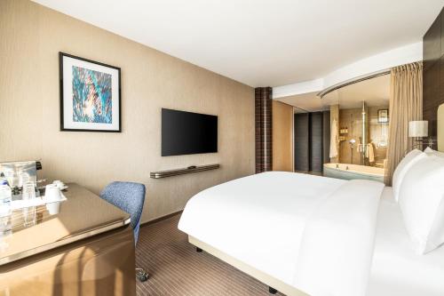 Deluxe Room image 3