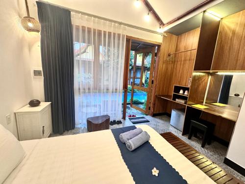King Room with Pool View image 7