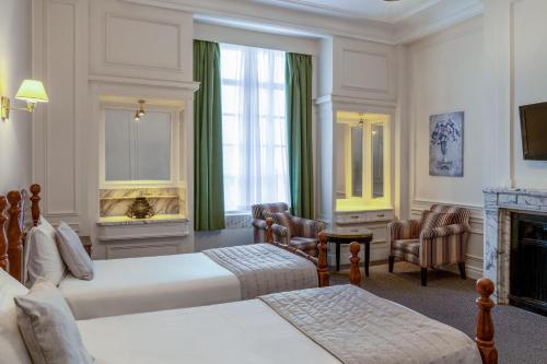 2 twin beds