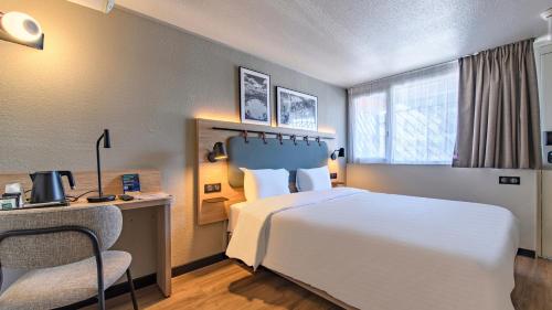 Standard Room - 1 Queen Bed