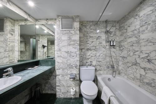 Double or Twin Room image 6