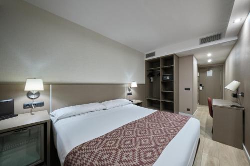 Double or Twin Room image 4