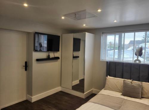 Trendy Studio With A Private Garden in Chatham