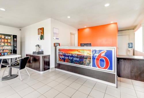 Motel 6 Waco - Lacy Lakeview - image 2