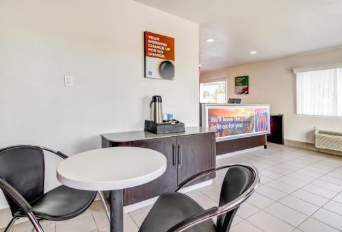 Зручності, Motel 6 Waco, TX - Lacy Lakeview in Вако