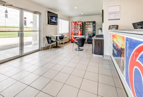 Фойє, Motel 6 Waco, TX - Lacy Lakeview in Вако