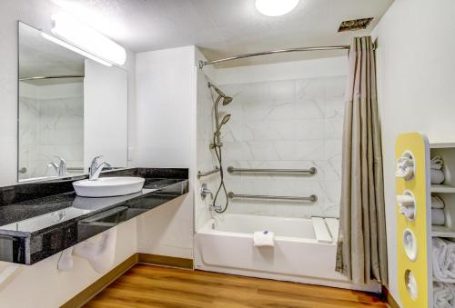 Motel 6 Waco - Lacy Lakeview - image 35