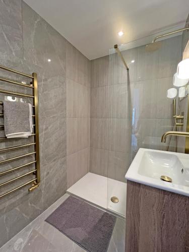 Incredible Luxury Windsor Long Walk 4 Bedroom Home With Free Driveway Parking, Windsor (photo 11)