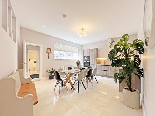 Incredible Luxury Windsor Long Walk 4 Bedroom Home With Free Driveway Parking, Windsor (photo 3)