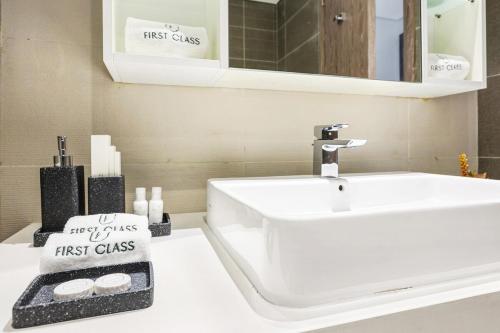 Stylish Dubai Marina 2BR with Balcony, Pool, Gym Walk to Marina Walk & JBR, Dubai (foto 5)