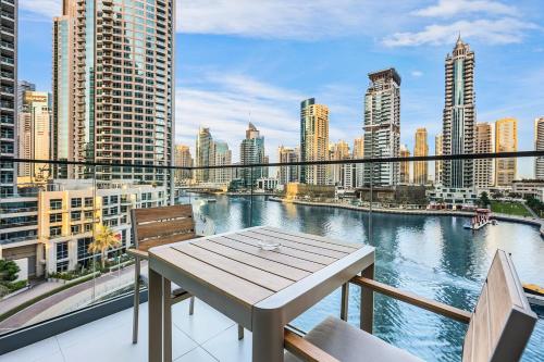 Stylish Dubai Marina 2BR with Balcony, Pool, Gym Walk to Marina Walk & JBR, Dubai (foto 6)