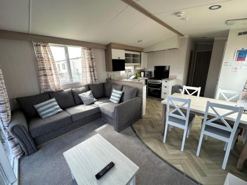2 bedrooms, 3 beds