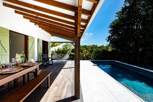 Villa Jacaranda in กัปแตร์-เดอ-มารี-กาล็องต์