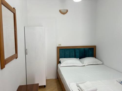 Economy Double Room image 8