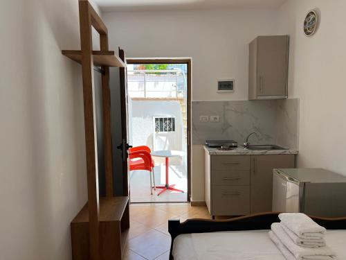 Economy Double Room image 2