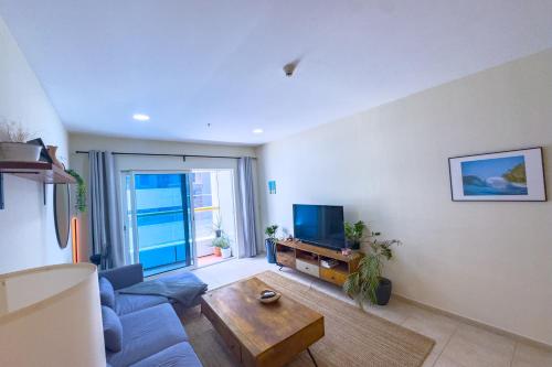 Urban 1BHK Apartment with Sea View, Dubai (photo 3)