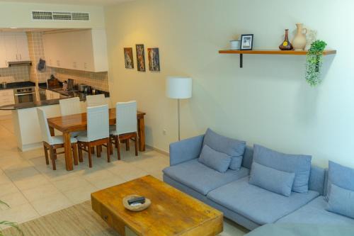 Urban 1BHK Apartment with Sea View, Dubai (photo 2)