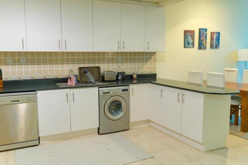 Urban 1BHK Apartment with Sea View, Dubai (photo 5)